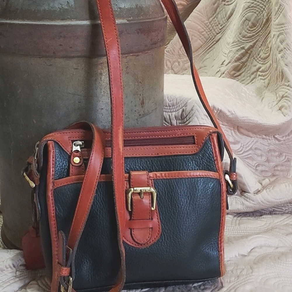 LEATHER CO. BY LIZ CLAIBORNE BLACK/BROWN LEATHER CROSSBODY BAG